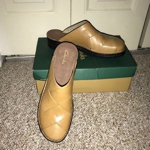 NEW CLARKS CLOGS